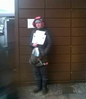 Возмущенные люди сфотографировали женщину, которая собирает деньги с фотографией ребенка около супермаркета на улице Одинцова в Минске