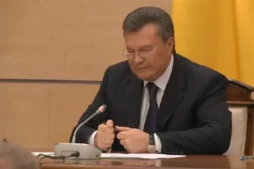 Na pres-kanfierencyi 28 lutaha Janukovič ad złości złamaŭ asadku, vybačajučysia pierad ukraincami.
