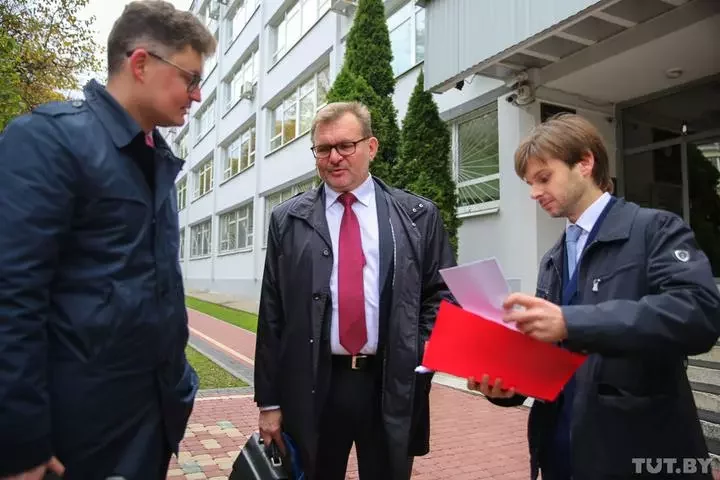 Александр Пыльченко (в центре) перед заседанием комиссии в минюсте. Фото Tut.by