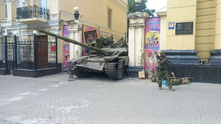 Vahnieraŭski tank, jaki zachras u cyrkavych varotach u Rastovie