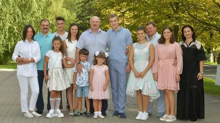 Семья Александра Лукашенко (внучка Анастасия — вторая справа). Фото: president.gov.by