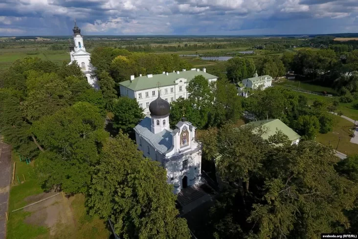 Манаскія кельлі месьцяцца за Яўленскай царквой