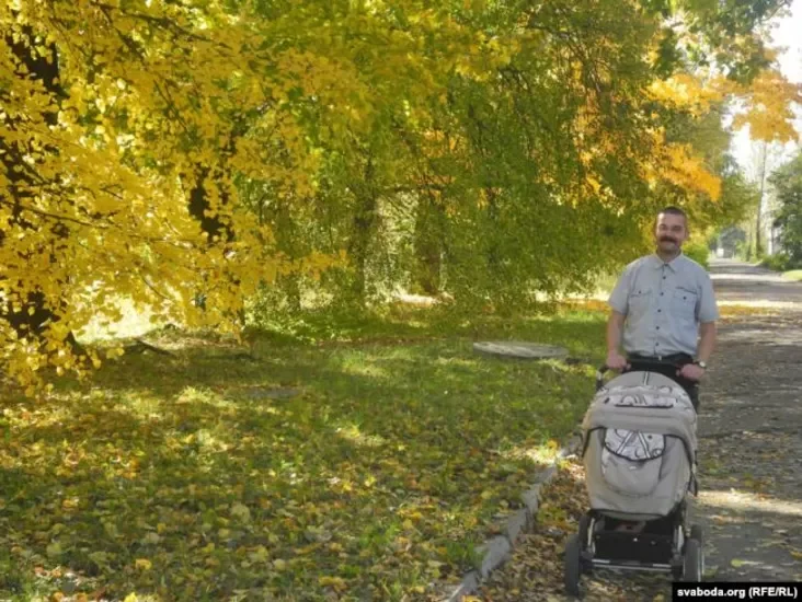 Міхаіл Самборскі ў Бабруйску з дачкой, якая нарадзілася ў Беларусі