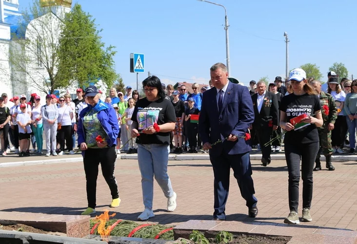 Скромное мероприятие на малой родине Лукашенко. Заместитель председателя райисполкома Александр Давыдович в великоватом для него костюме. Фото: газета Шкловского райисполкома "Ударный фронт»