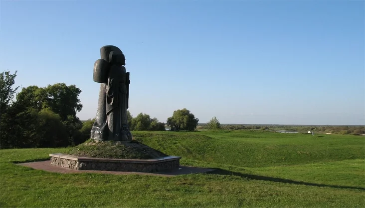 Первое крупное скульптурное произведение Михаила Инькова -- памятник Кириллу Туровскому. Фото: Wikimedia Commons