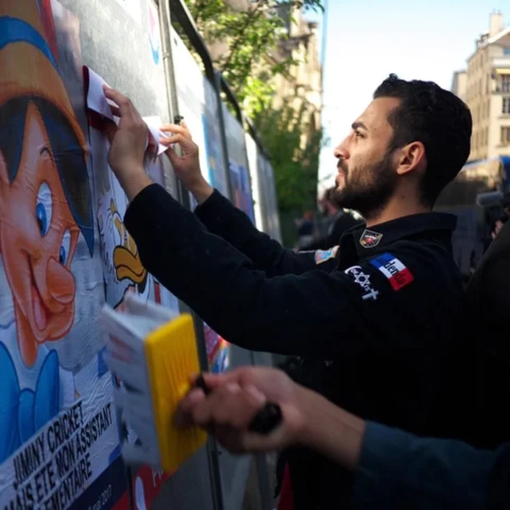 Chudožnik Kombo raskleivajet płakaty Mastak Komba raźviešvaje płakaty Artist Combo puts up posters