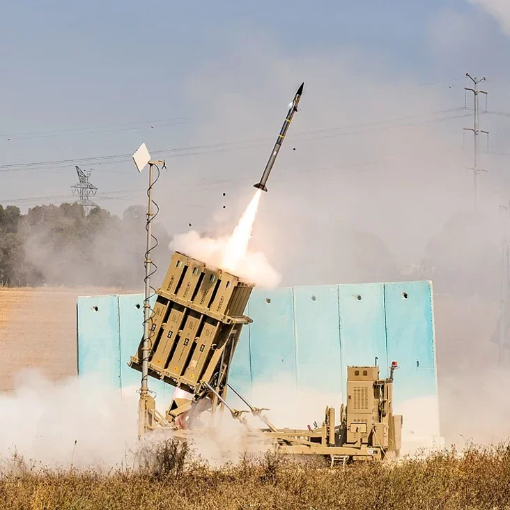 Пускавая ўстаноўка "Жалезны купал" запускае ракету.An Iron Dome launcher launching a missile Пусковая установка «Железный купол» запускает ракету