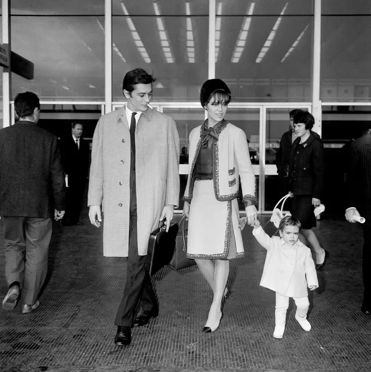 Alen Dełon z žonkaj Natali i 15-miesiačnym synam Entani Alen Diełon s žienoj Natali i 15-miesiačnym synom Entoni Alain Delon with his wife Nathalie and their 15-month-old son Anthony 