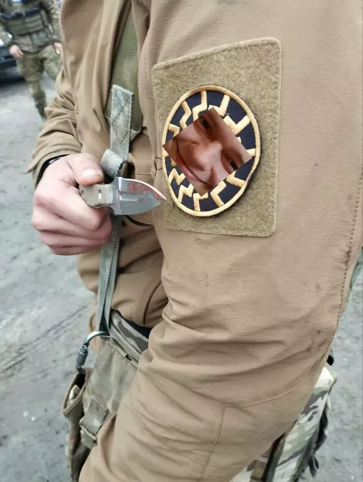 The Russian commando who cut off the ear of a detained Tajik has a patch with a swastika on his uniform У российского спецназовца, отрезавшего ухо задержанному таджику, на форме есть нашивка со свастикой У расійскага спецназаўца, які адрэзаў вуха затрыманаму таджыку, на форме нашыўка са свастыкай