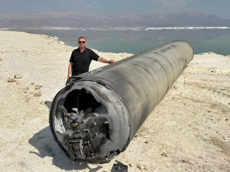 сбитая иранская баллистическая ракета на берегу Мертвого моря downed Iranian ballistic missile on the shores of the Dead Sea збітая іранская балістычная ракета на беразе Мёртвага мора