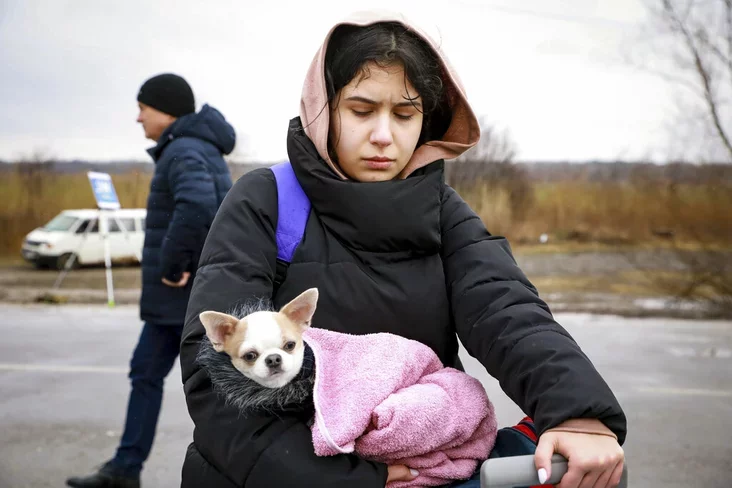 Ukrainian refugee woman with a dog. Palanka, Moldova, March 2, 2022. Ukrainskaja biežienka s sobakoj. Pałanka, Mołdova, 2 marta 2022 h. Ukrainskaja biežanka z sabakam. Pałanka, Małdova, 2 sakavika 2022 hoda.