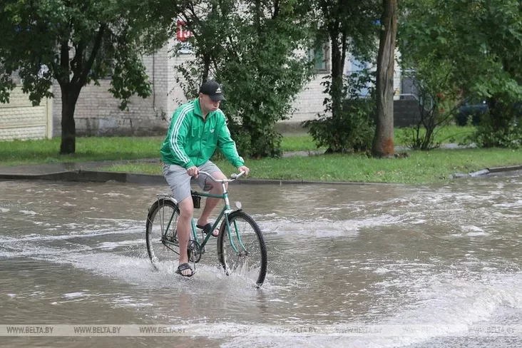 Silnyj dožd́ zalivał ulicy