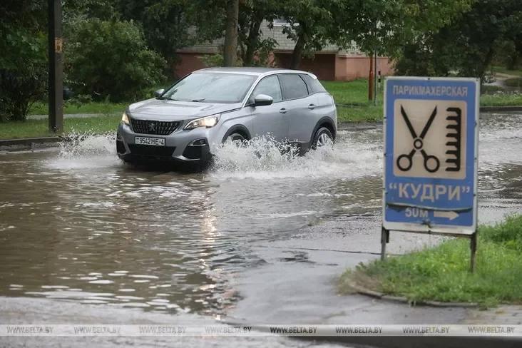 Silnyj dožd́ zalivał ulicy