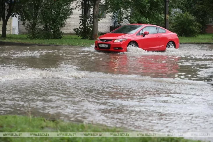 Silnyj dožd́ zalivał ulicy