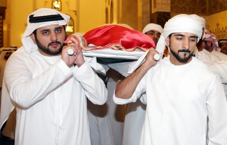 Braty emira niasuć jaho cieła. Fota: EPA/EMIRATES NEWS AGENCY