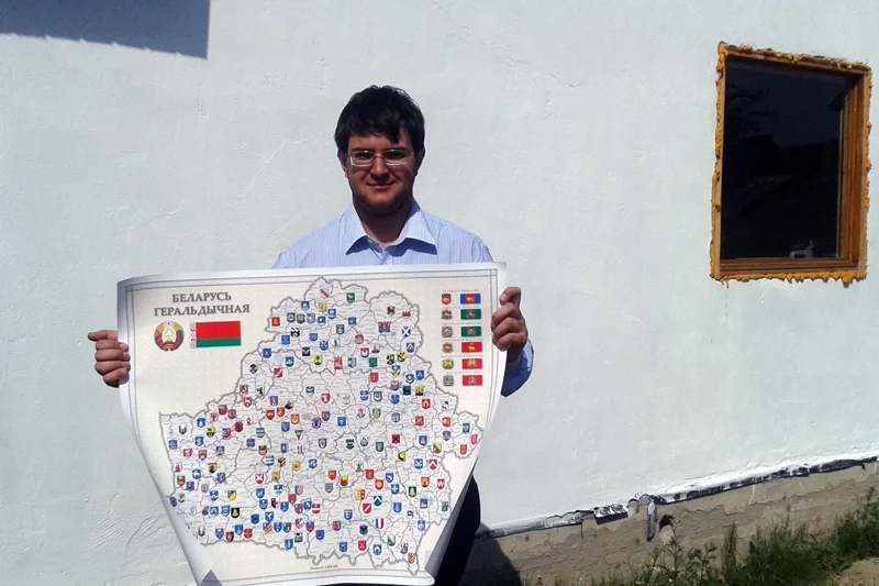 U Minsku Vasil Babič skuplaŭ mapy z nacyjanalnym kałarytam. Fota Mikoły Buhaja.