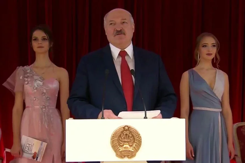 Łukašnka siarod dziaŭčat Łukašienko sriedi dievušiek Lukashenko among the girls 