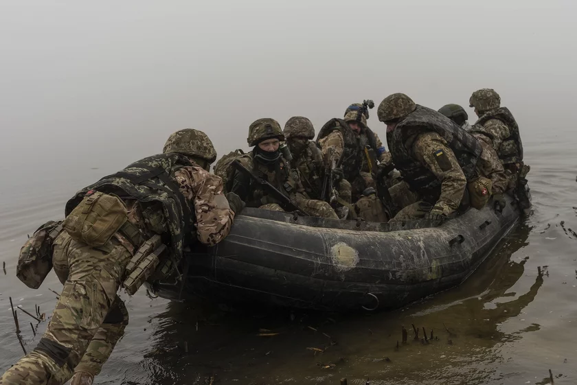 Forcing the Dnieper near Kherson Форсирование Днепра под Херсоном Фарсіраванне Дняпра пад Херсонам