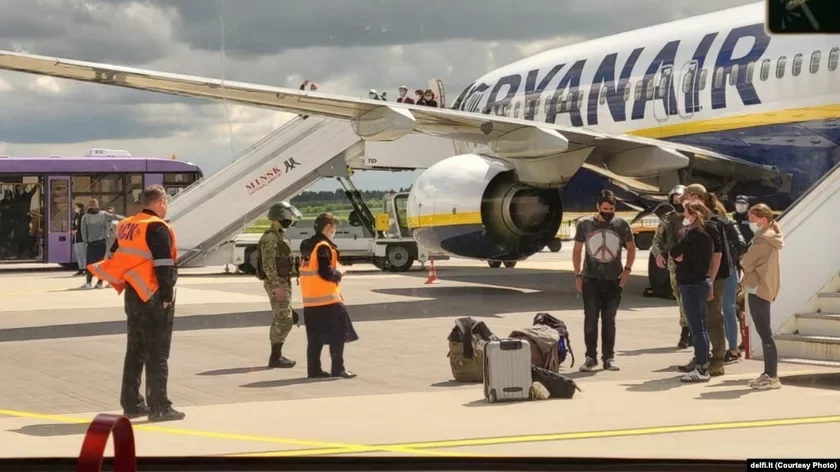 Пасаджаны ў Менску самалёт Ryanair. Фота: delfi.lt