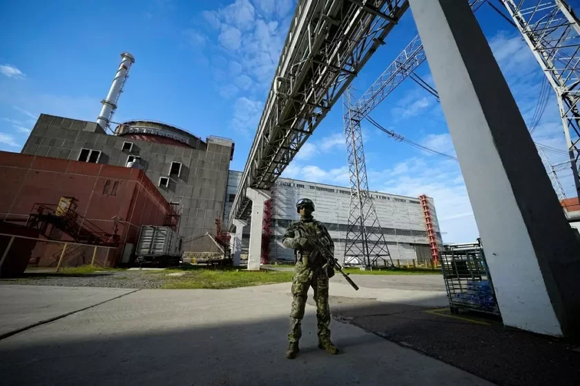 Rasiejski vajskoviec niasie vartu ŭ rajonie Zaparožskaj AES Rośsijskij vojennyj ochraniajet Zaporožskuju AES A Russian serviceman guards an area of the Zaporizhzhia Nuclear Power Station 