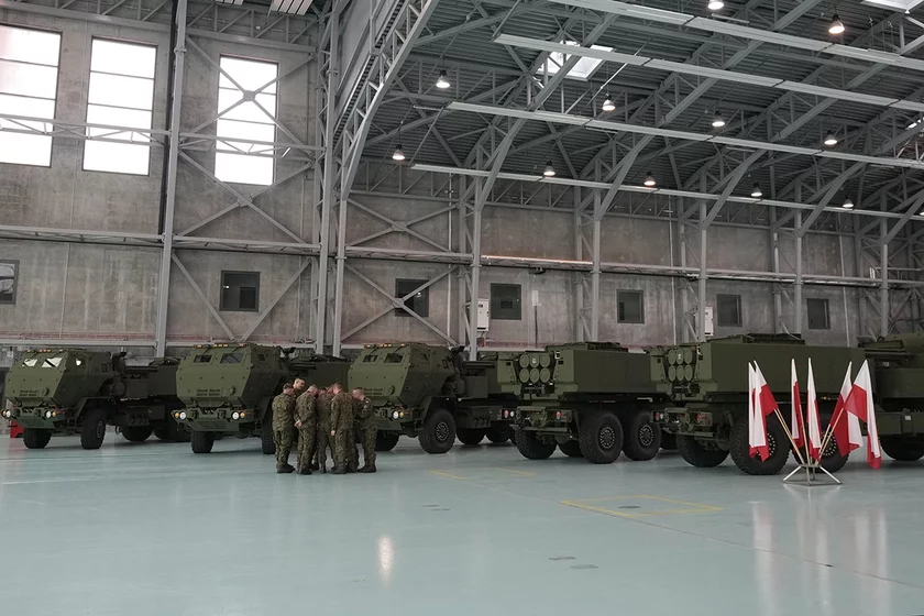 Польские солдаты стоят возле машин с ракетными установками HIMARS на авиабазе в Варшаве. Фото AP Czarek Sokołowski