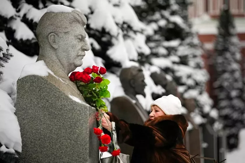 Bust of Stalin near the Kremlin wall Biust Stalina kala Kramloŭskaj ściany Biust Stalina około Kriemlovskoj stieny