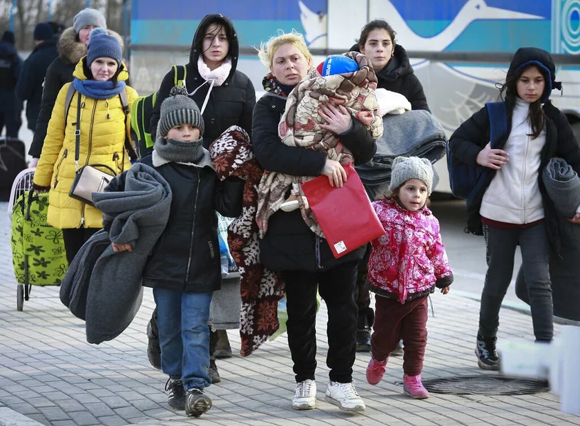 Ludi, biehuŝije iz Ukrainy, pokidajut pohraničnyj pieriechod v Pałankie Ludzi, jakija ŭciakajuć z Ukrainy, pakidajuć pamiežny punkt u Pałancy People fleeing from Ukraine leave the border crossing in Palanca 