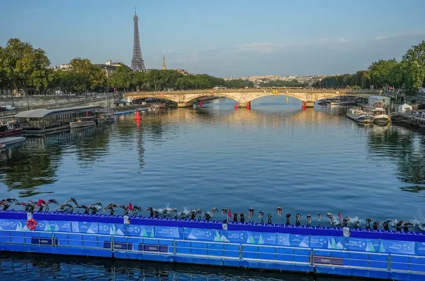 Athletes dive into the Seine Спартсмены ныраюць у раку Сену Спортсмены ныряют в реку Сена