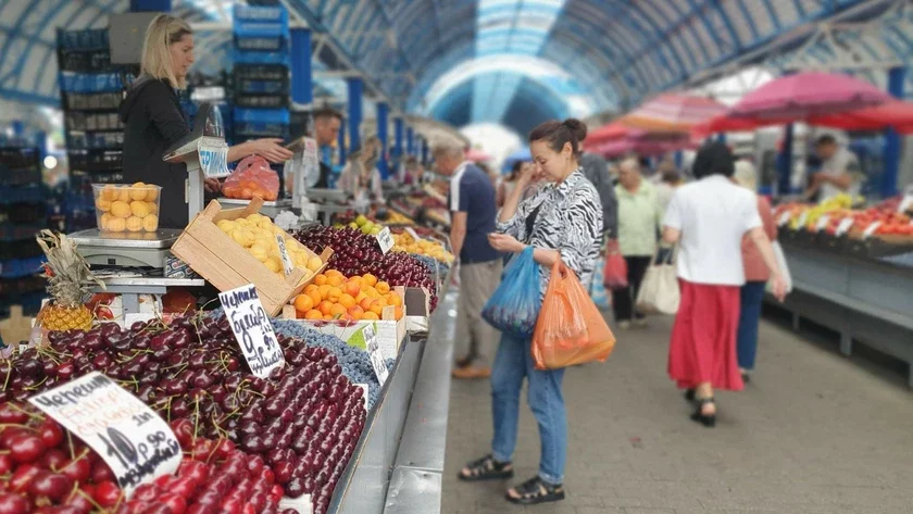 Комаровка, Западный рынок, торговля у метро: где дешевле ягоды и грибы в июле?