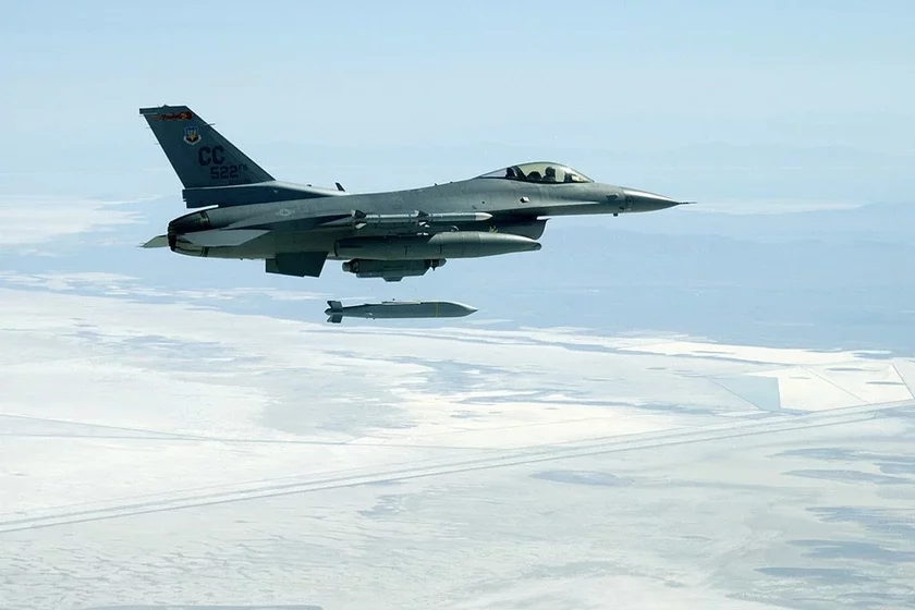 An F-16C releases an AGM-154 Самолет F-16C выпускает ракету AGM-154 JSOW JSOW F-16C выпускае AGM-154 JSOW 