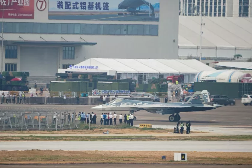 Rośsijskij istriebitiel-nievidimka Su-57 pribył v aeroport Čžuchaj Czińvań na 15-ju Kitajskuju mieždunarodnuju aviacionnuju i aerokośmičieskuju vystavku Rasijski źniščalnik "Stełs" Su-57 prybyŭ u aeraport Čžuchaj Czińvań na 15-ju Kitajskuju mižnarodnuju avijacyjna-kaśmičnuju vystavu. A Russia's Sukhoi Su-57 stealth fighter jet arrives at Zhuhai Jinwan Airport for the 15th China International Aviation and Aerospace Exhibition 