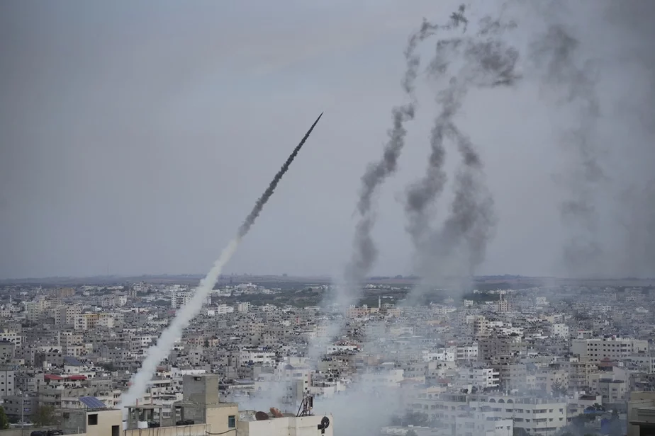 Paleścinski bajeviki zapuskajuć z Hazy rakiety ŭ bok Izraila. Fota: Hatem Moussa / AP Photo