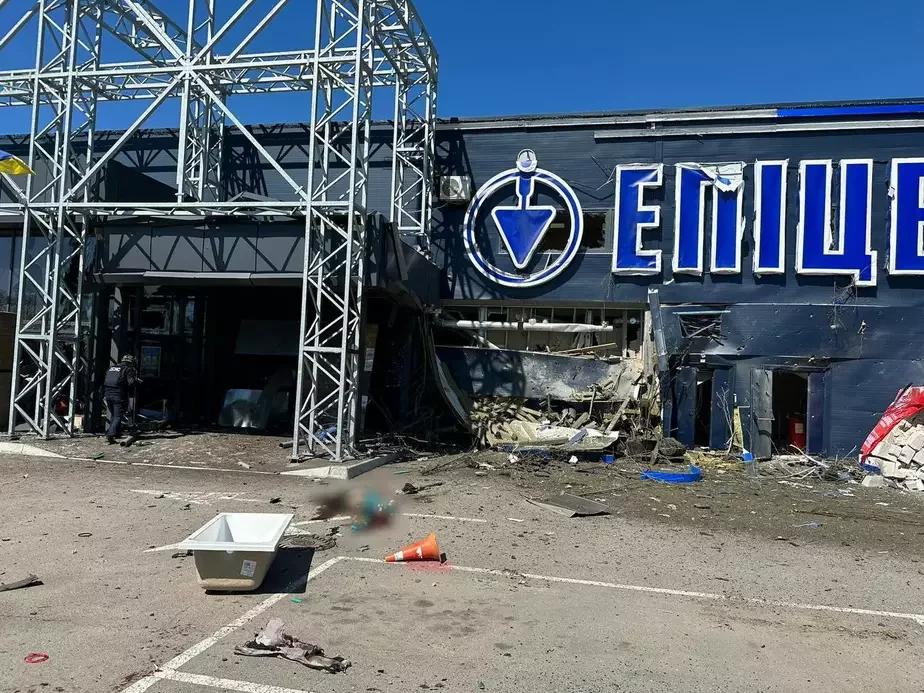 Сегодня около 11 утра россияне нанесли удар по единственному гипермаркету Херсона