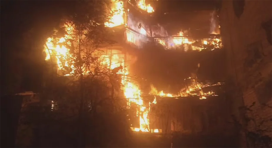 Ахоплены агнём дзевяціпавярховік у Херсоне. Фота: тэлеграм-канал Андрэя Ермака